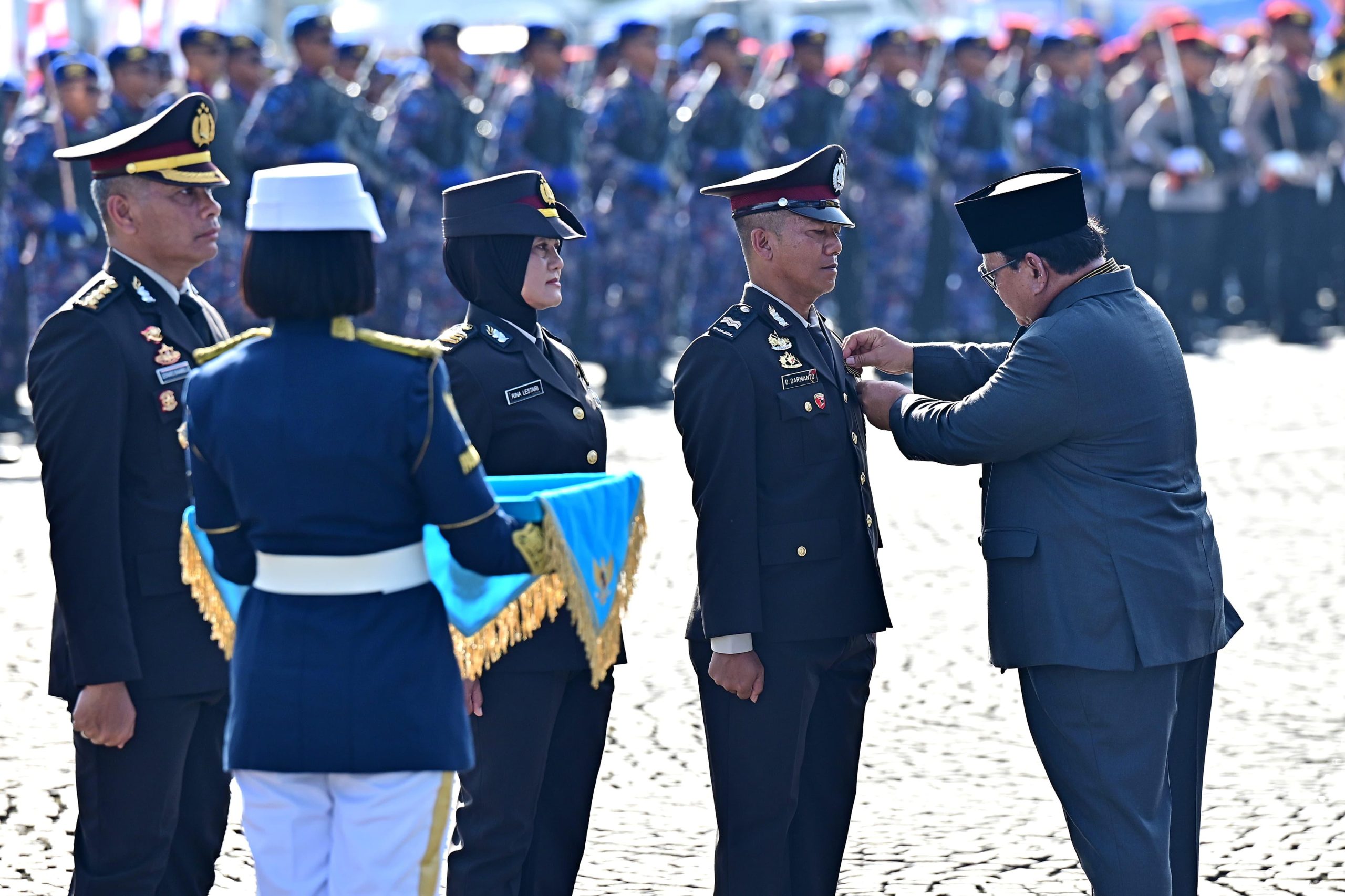 Presiden Prabowo Anugerahkan Tanda Kehormatan kepada Polri pada Hari Bhayangkara ke-79