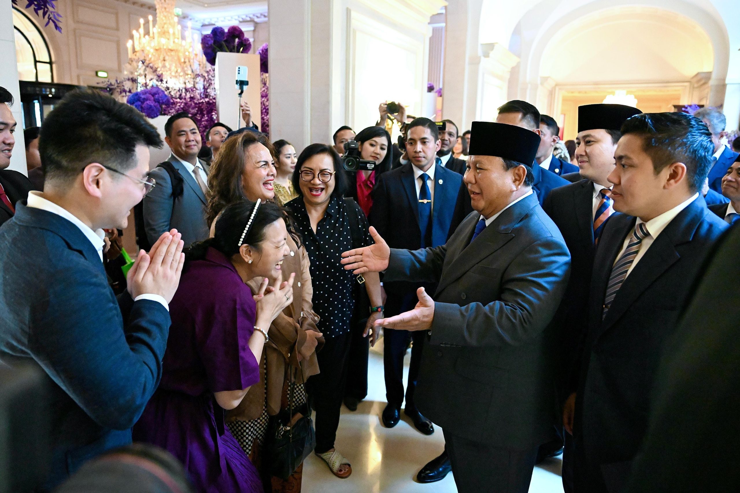 Sambutan Diaspora untuk Prabowo di Paris: Senyum, Bunga, Bendera