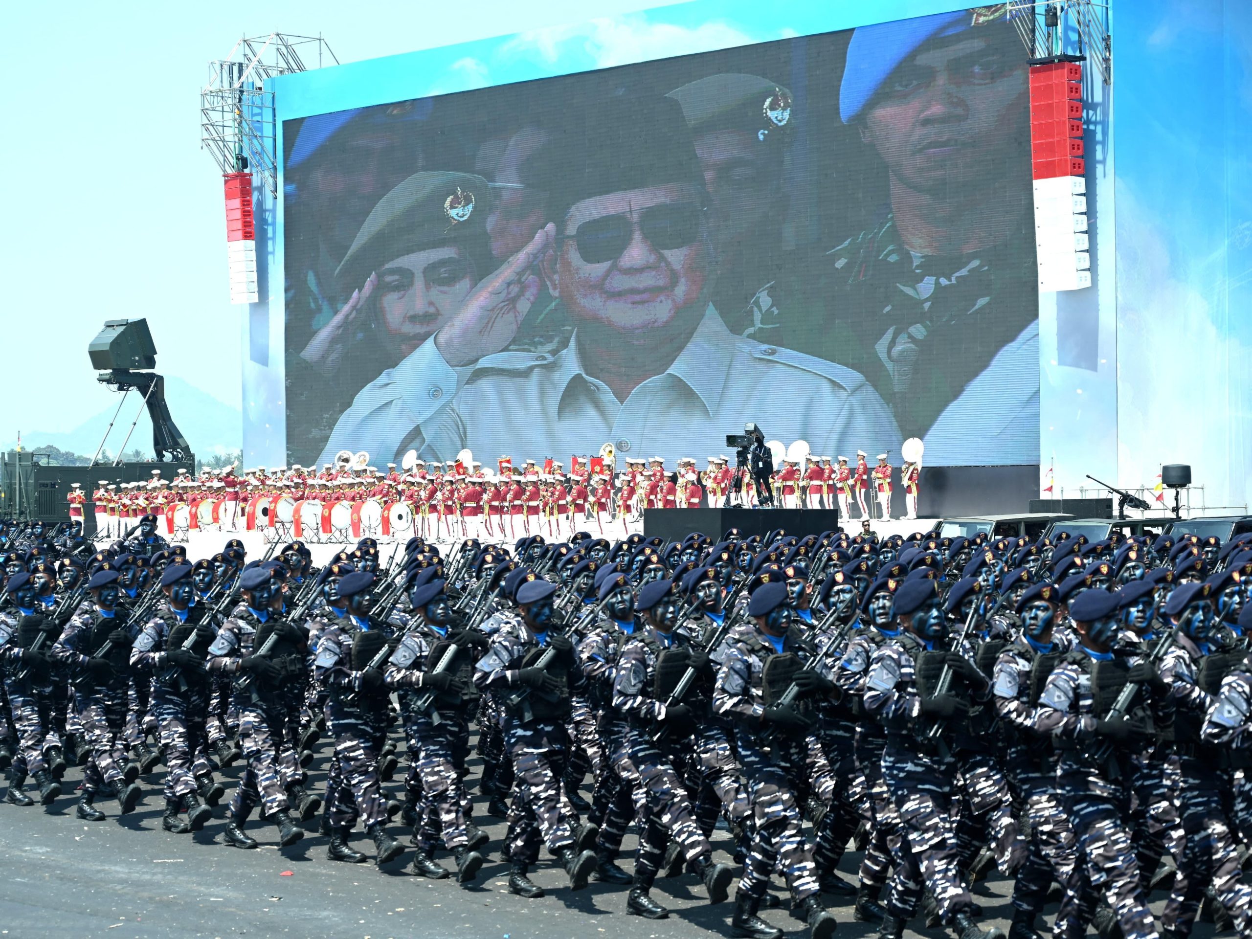 Defile Militer: Presiden Prabowo Hormati Prajurit