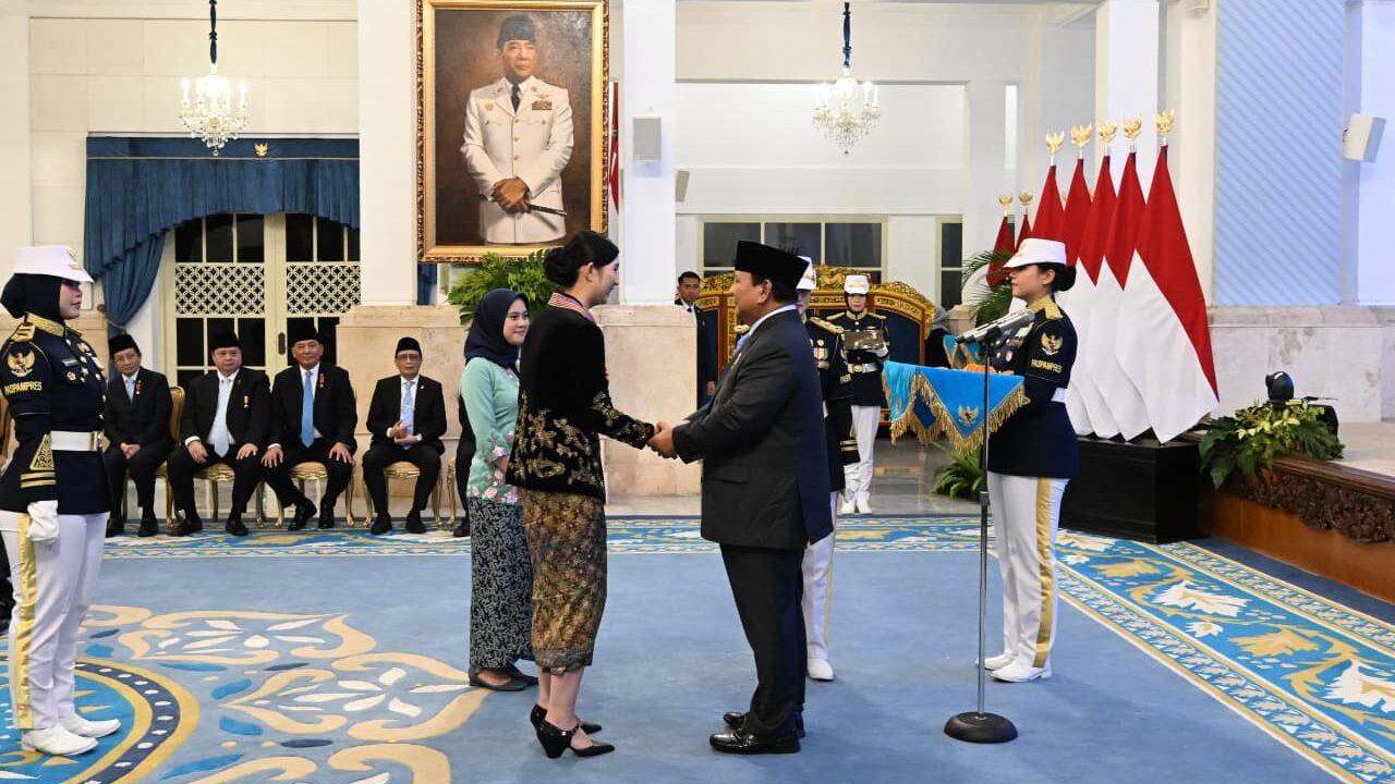 Penerima Tanda Kehormatan RI: Dari Vaksin Dunia hingga Kasih Lansia