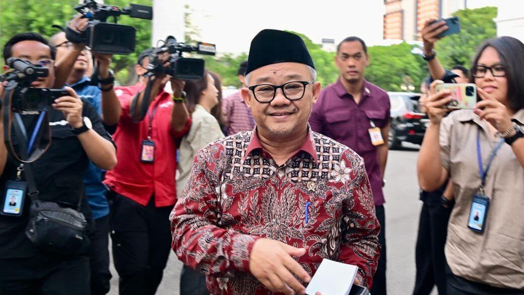 Prabowo Terima Laporan Digitalisasi Pendidikan dari Mendikdasmen