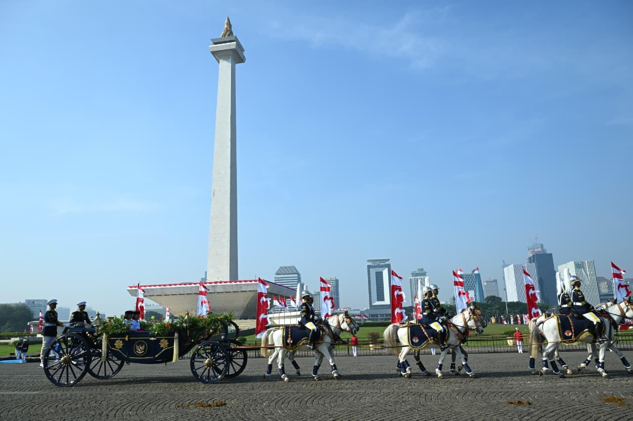 Kirab Bendera Pusaka Meriahkan Pembukaan HUT ke-80 RI