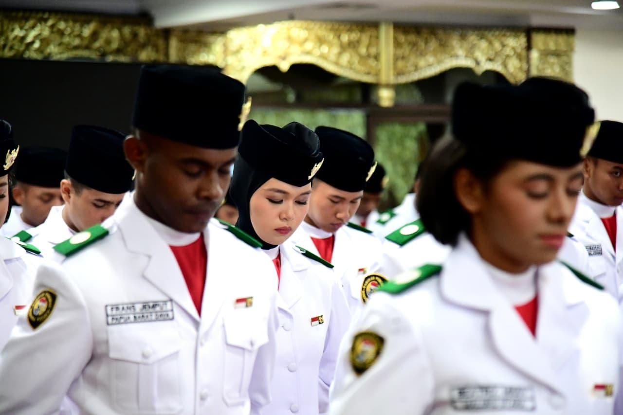 Upacara Penurunan Bendera Indonesia di Istana Merdeka oleh Tim “Indonesia Bersatu