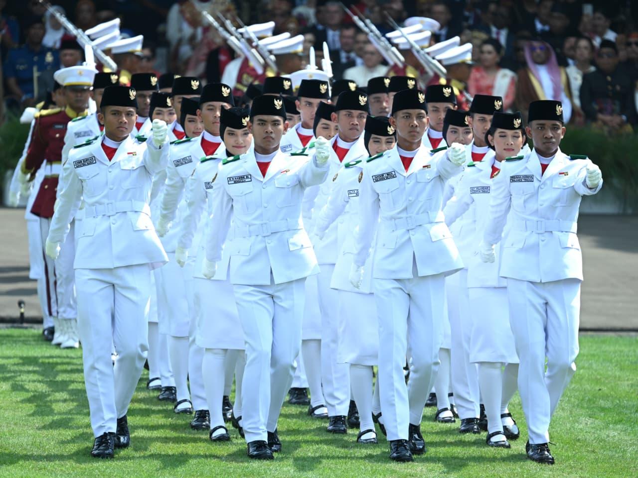 Paskibraka 2025 Kibarkan Merah Putih di Hadapan Presiden Prabowo