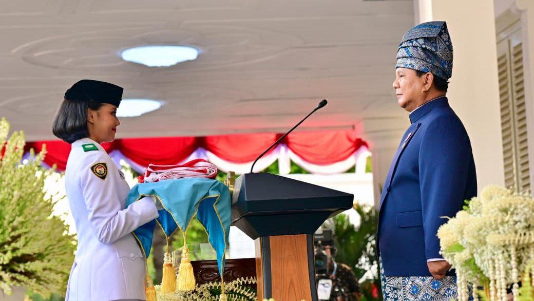 Prabowo Pimpin Upacara Penurunan Bendera di Istana Merdeka