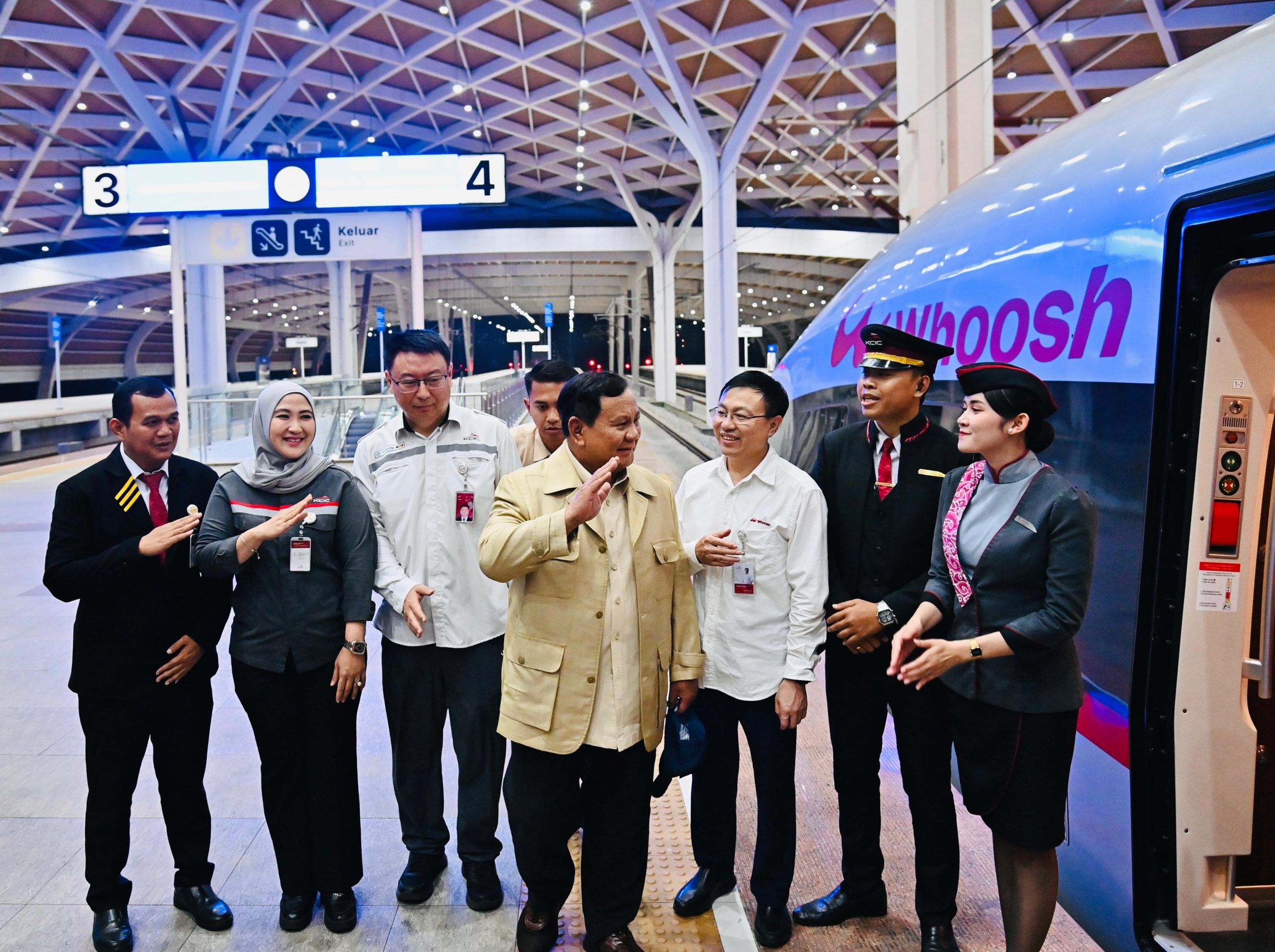 Prabowo Naik Kereta Cepat Whoosh ke Bandung 45 Menit