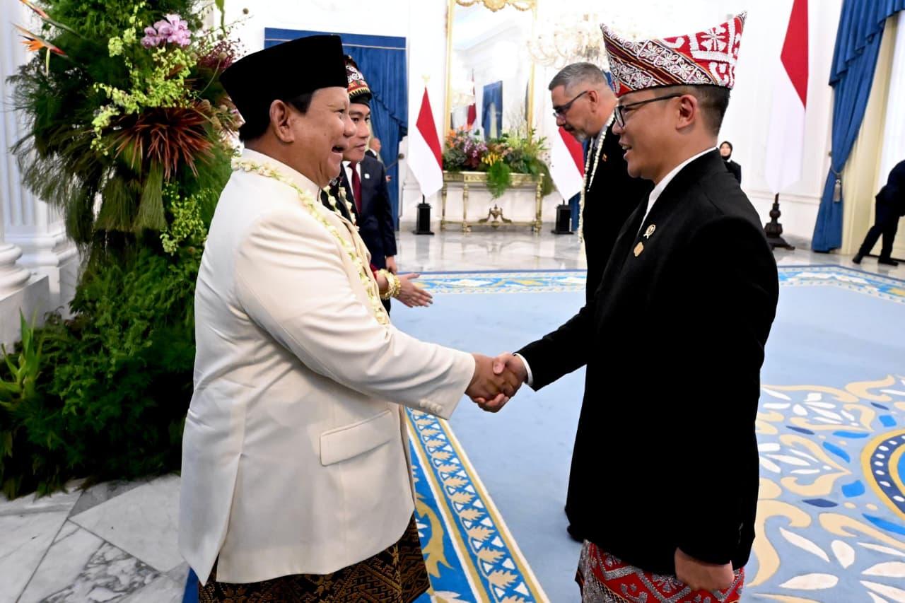 Presiden Prabowo dan Menteri Kenakan Pakaian Adat di Upacara Proklamasi