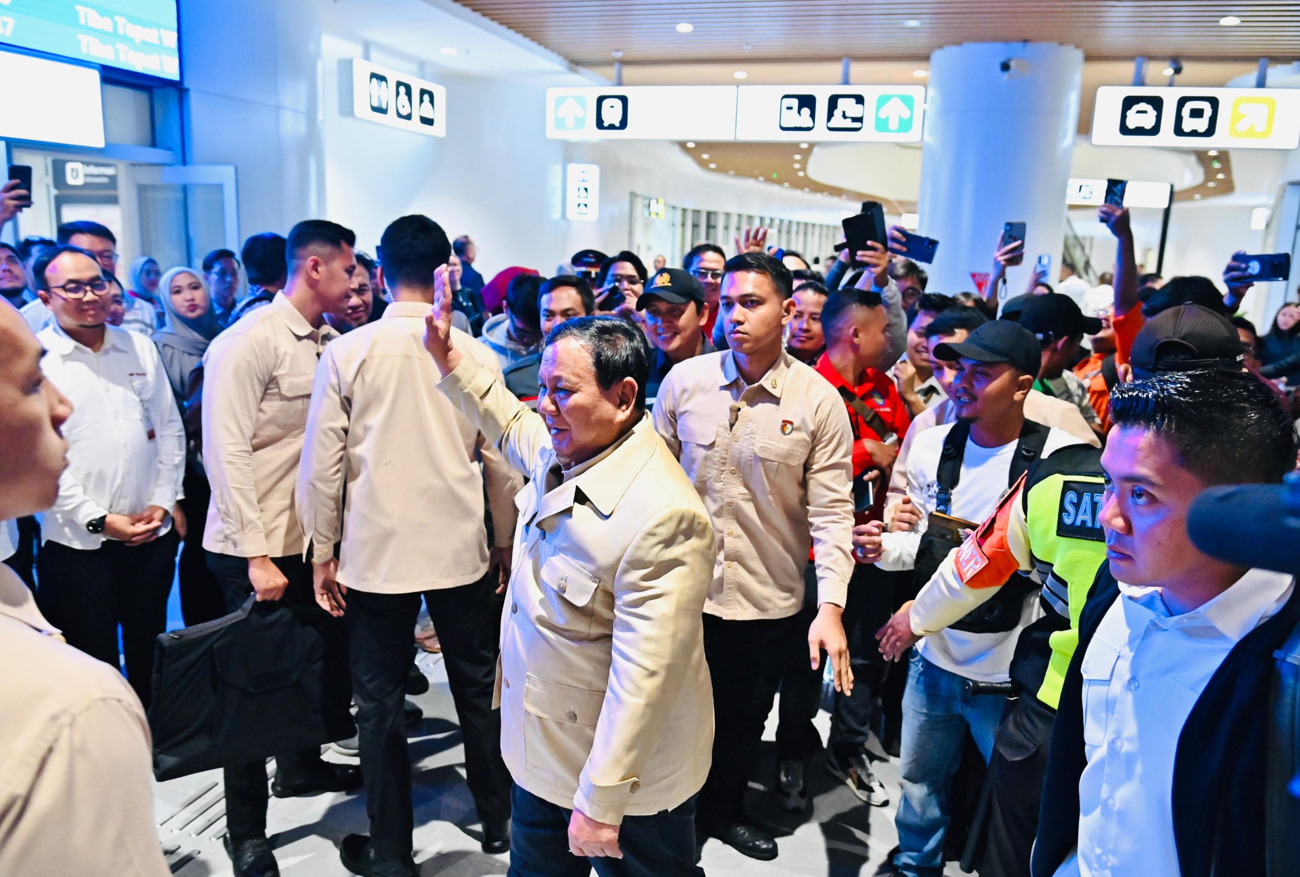 Kedatangan Presiden Prabowo di Bandung Disambut Meriah