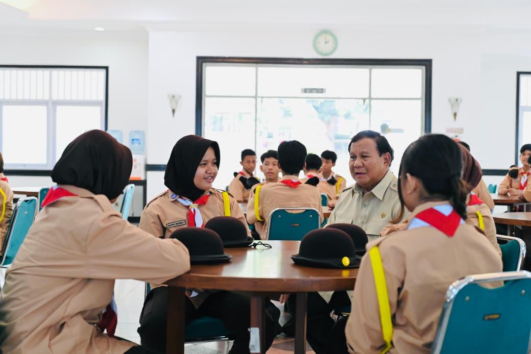 Presiden Prabowo Sapa Siswa SRMA Margaguna: Haru dan Bahagia