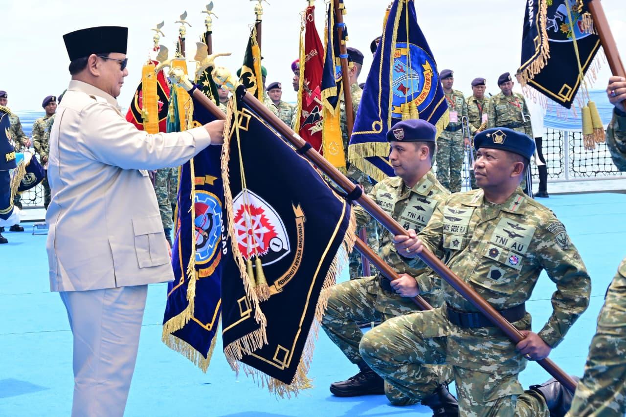 Presiden Prabowo Anugerahkan Tanda Kehormatan di KRI Radjiman