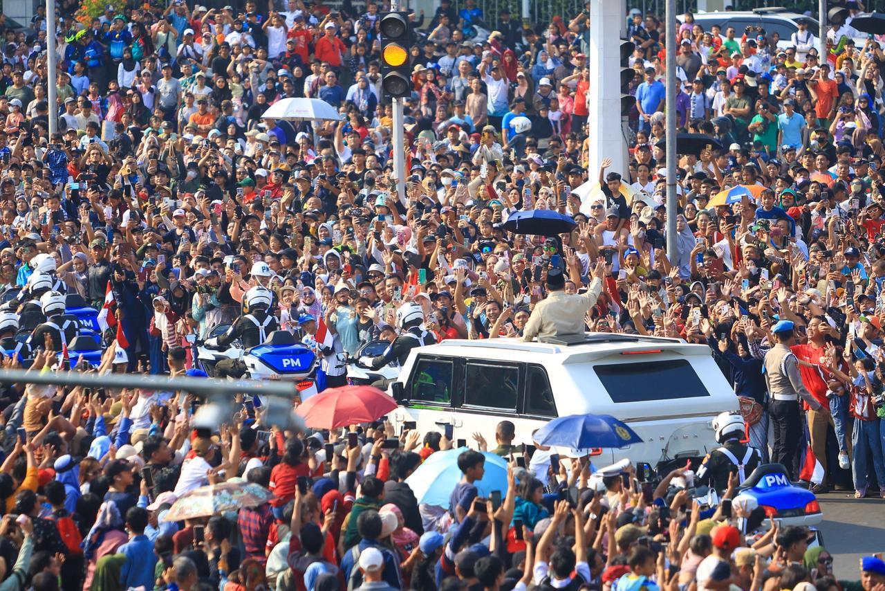 Masyarakat Padati Rute Istana ke Monas Sambut Presiden Prabowo di HUT ke-80 TNI