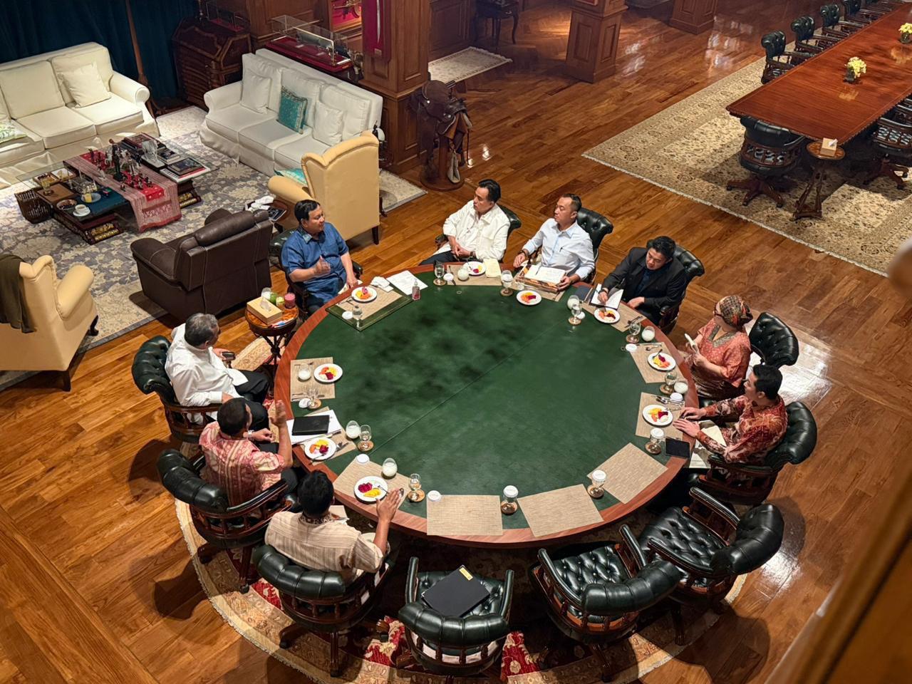 Prabowo Diskusikan Isu Terkini dengan Ketua MPR dan Menteri