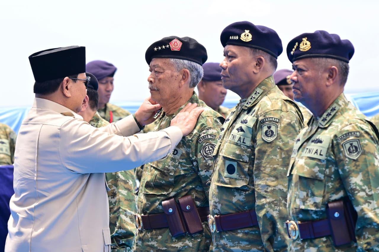 Presiden Prabowo Beri Pangkat Istimewa pada 11 Purnawirawan TNI di KRI Radjiman
