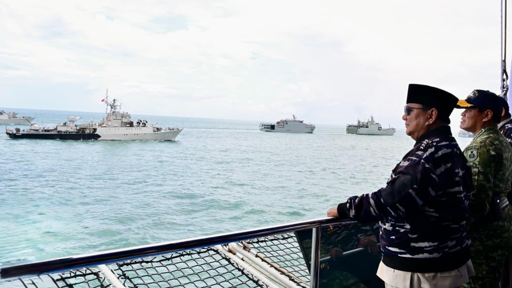 Prabowo Saksikan Demo TNI AL di Teluk Jakarta