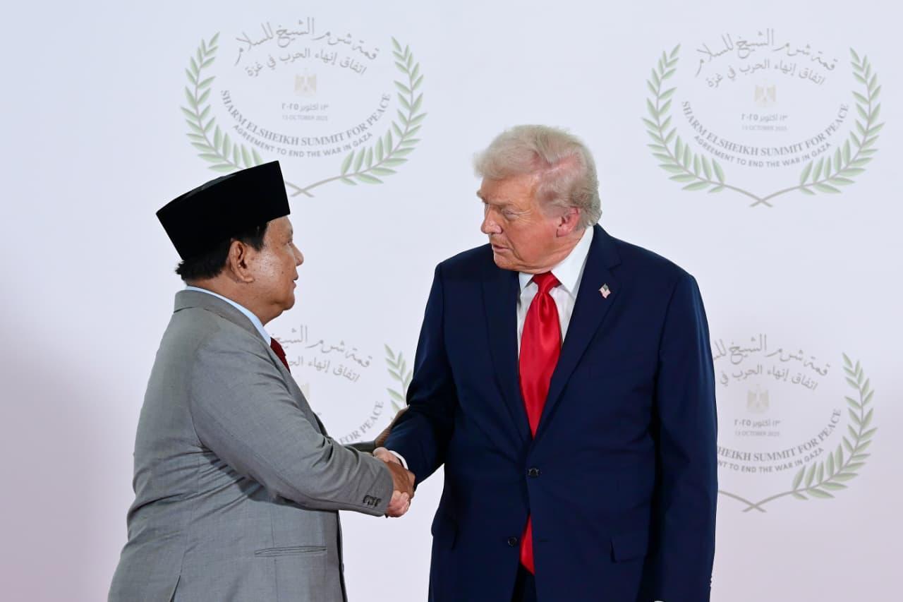 Presiden Trump Puji dan Berjabat Tangan dengan Presiden Prabowo