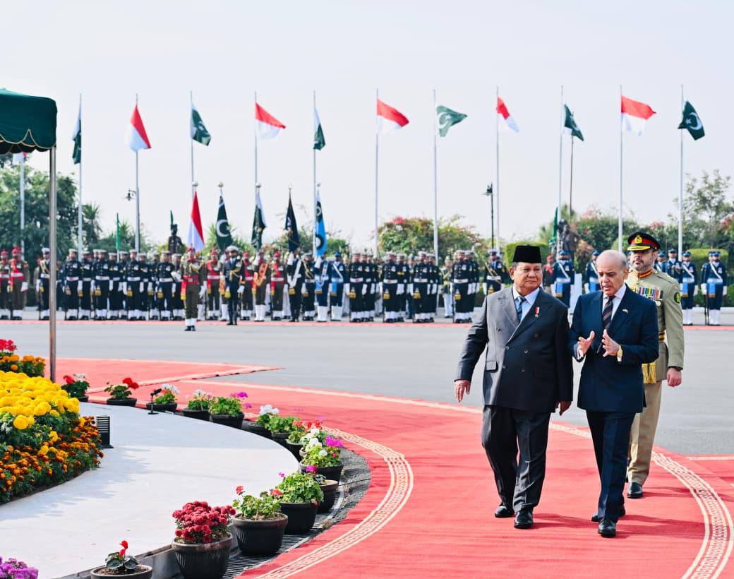 Presiden Prabowo Diterima PM Shehbaz Sharif dalam Upacara Kenegaraan di Islamabad